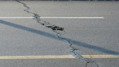 Дупки зейнаха на „Цариградско шосе“ въпреки ремонта за 20 млн. лв