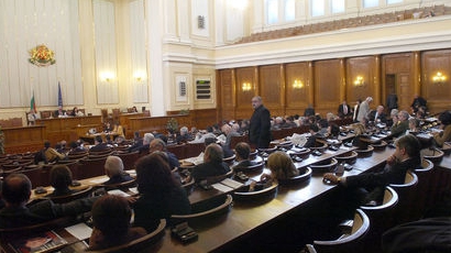 Депутатите "изпушиха" покрай Закона за пушенето