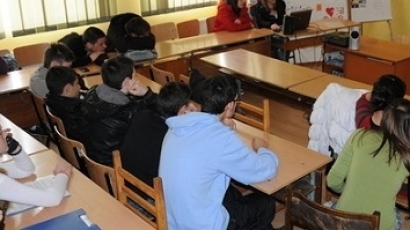 Експерт за ФРОГ: От учебните програми "кастрят" българщина