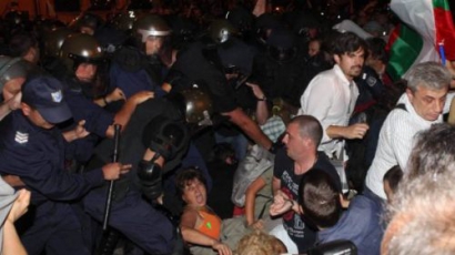 Блокадата на парламента падна след щурм на полицията (снимки)