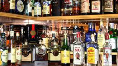 Великобритания ни обвинява в дъппинг на цените на алкохола