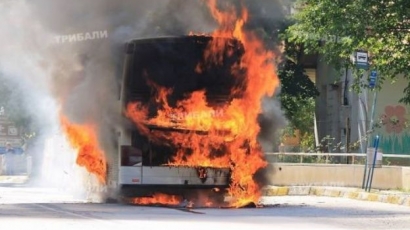 Изгоря автобус с работници