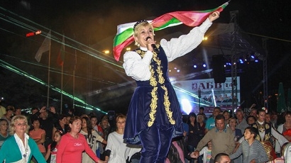 Над 13 000 аплодираха Николина Чакърдъкова в "Армеец"