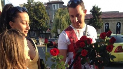 Млади социалисти подариха червени рози на дами в Бургас