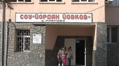 Новият директор на училището в Рибново влезе в кабинета си