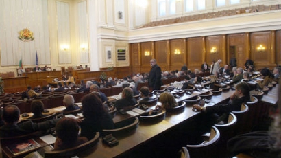 Депутатите остават до 20 часа в парламента