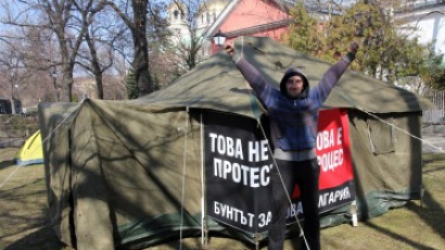 Издигнаха палатков лагер до парламента