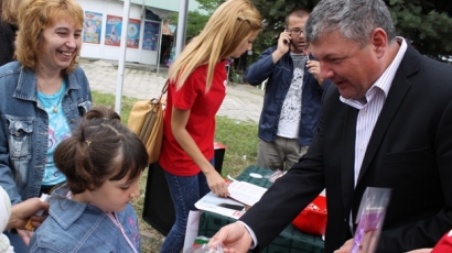 От БСП раздадоха химикалки, тетрадки и моливи в Ловеч