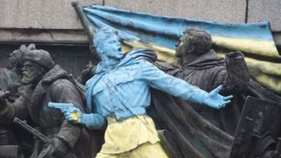 Русия иска наказания за оцветения паметник