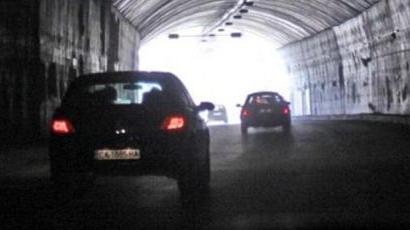 Бременна и още четирима пострадали в тунел край Кресна