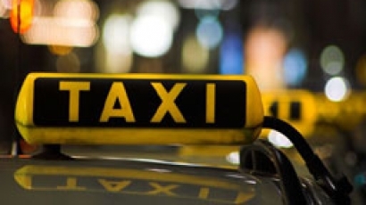 Таксиметров шофьор изхвърли жена в безсъзнание на пътя