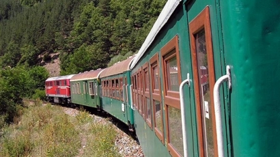 Влак със 180 пътници заседна в Искърското дефиле