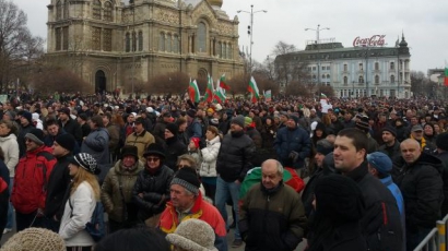 Безпрецедентно: Десетки хиляди блокираха Варна