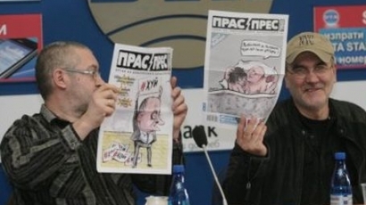 Актьори от Варна разпространяват вестник ”Прас Прес”