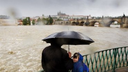 Ужас в Прага: Вълтава полудя, водна стена върви към столицата