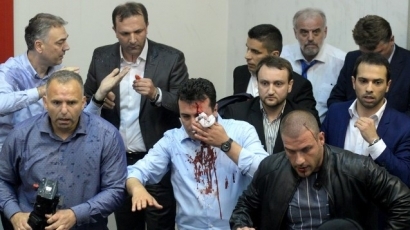 15 души с обвинение за побоя в македонския парламент