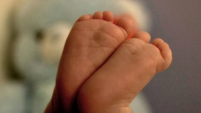 Българи продали в Гърция новородено бебе за 8 хил. евро