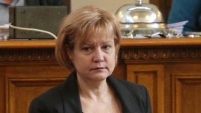 Стоянова: Няма причина да оттегляме предложението, залата ще реши
