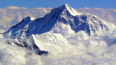 Еверест прибра в лавинна прегръдка 12 жертви
