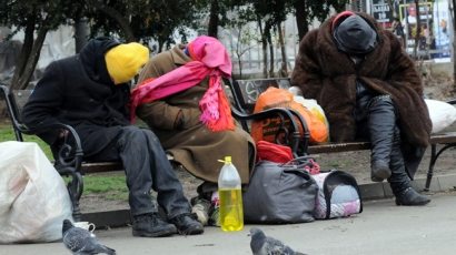 Бездомни окупираха приютите заради студа