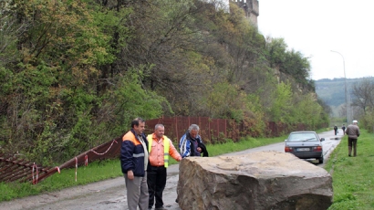 3 000-тонова скала затвори пътя  Кричим – Девин, камъни валят като дъжд