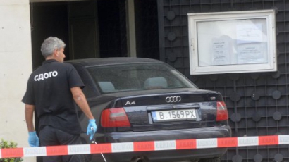 Кола се вряза в турското посолство в София. Шофьорът отмъщавал за загиналия си брат?