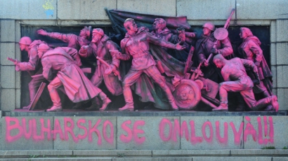 Русия иска наказания за паметника в розово