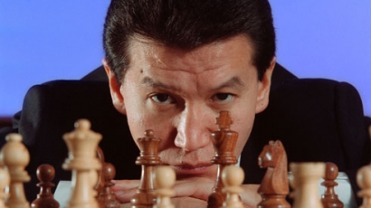 Шефът на шахмата Кирсан Илюмджинов купи Петрол за $105 млн
