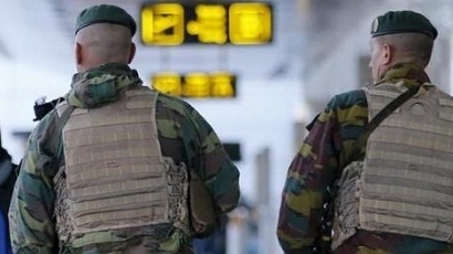 Въоръжен мъж взе заложници в супермаркет в Брюксел