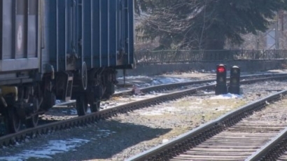 Заледени стрелки объркаха и влаковото движение в страната