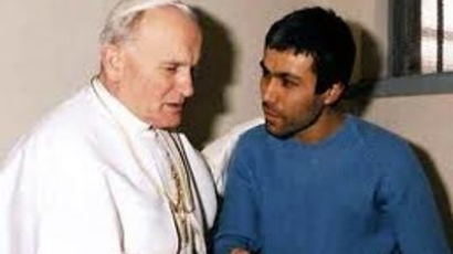 Атентаторът срещу папа Йоан Павел II положи цветя на гроба му