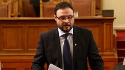 "Атака" поиска оставката на министър Ангелкова