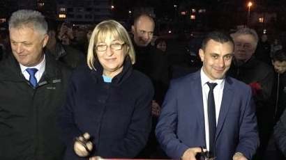 Кандидатпрезидентската двойка на ГЕРБ Цецка Цачева и вицеадмирал Пламен Манушев откриха спортна площадка в Перник