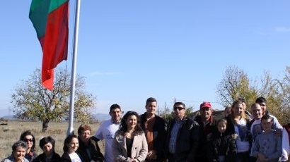 Българският флаг се развява гордо в село Ветрен по инициатива на младежката структура на ГЕРБ