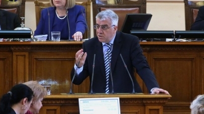 Гечев: Министърът на финансите се поставя над парламента