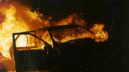 Кола се взриви заедно с шофьора й
