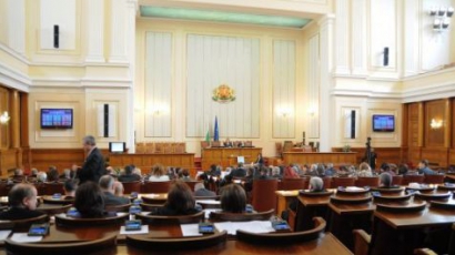 Депутатите приеха декларацията на Миков