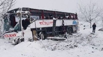 Автобус се разби в пропаст в Турция, има жертви