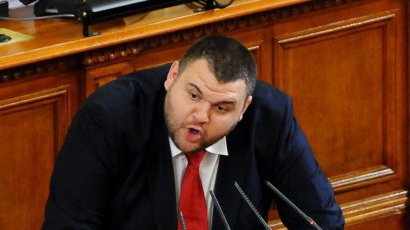"Пеевски" пише SMS-и на депутатите