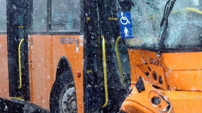 Автобус с деца се заби в дърво на Витоша