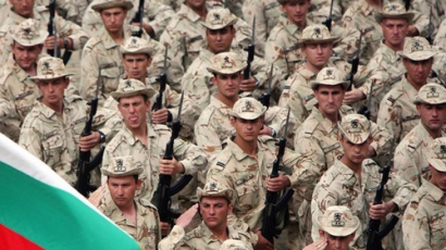 Военните излизат на шествие, без оръжие