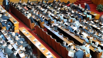 Пак крамоли в парламента на тема комунизъм, забраняват табелите