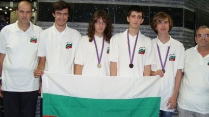 Един златен и 2 сребърни медала за олимпийския ни отбор по информатика