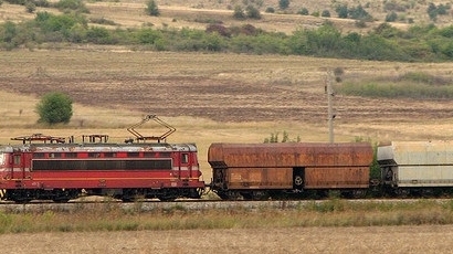 Товарен влак дерайлира в Софийско