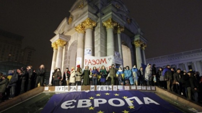 Украинската опозиция: Властта иска извънредно положение