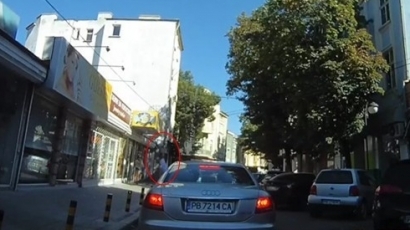 С три пистолета стреляли от  кола в центъра на Пловдив