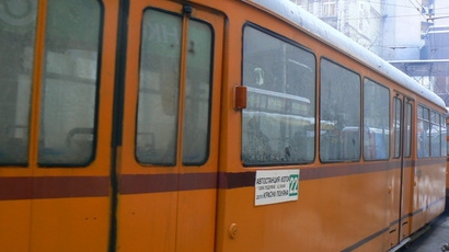 Трамвай отнесе мъж и жена при неправилно пресичане