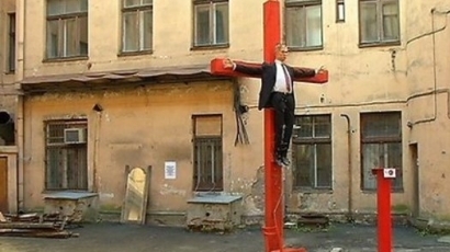 Разпънаха Путин на кръст