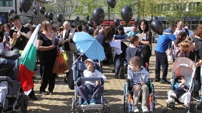 Родители на деца с увреждания - на протест в страната
