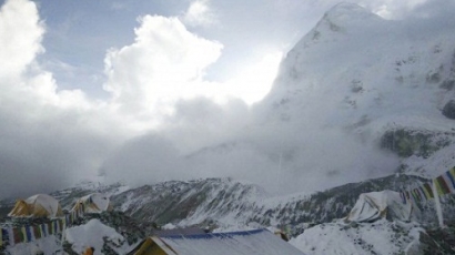 Еверест е по-нисък с 2,54 см. след труса в Непал